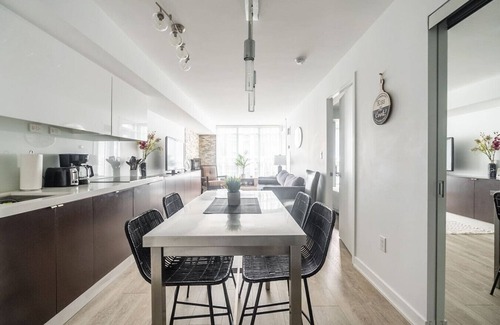 Wellington Place Hotel | Amazing 2BR Suite - Heart of Toronto - Free Parking