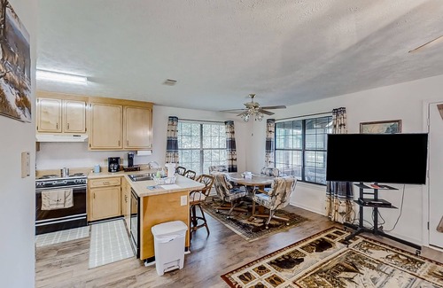 Wewahitchka Cabin | Amazing 2nd-floor home with screened porch, cornhole, grill, central AC, kitchen