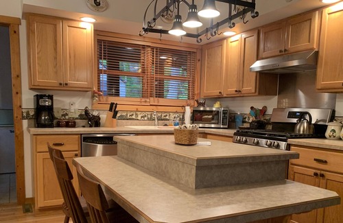 Alpine Lake Cabin | Amazing 3 bedroom cabin with a screened in back porch!