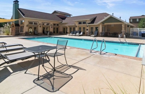 Farmington House | Amazing 3Bed Townhome in Farmington, Located minutes from Lagoon