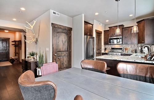 Park City Condo | Amazing 3BR w/New Furnishings & Hot Tub|Mins. away from Deer Valley/Park City!