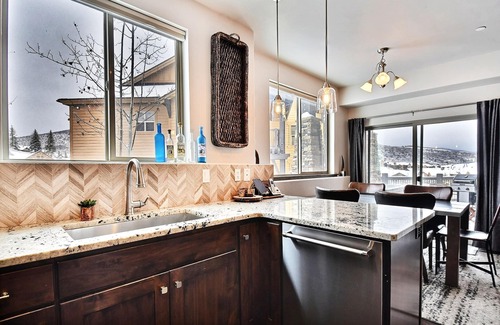 Park City Condo | Amazing 3BR w/New Furnishings & Hot Tub|Mins. away from Deer Valley/Park City!