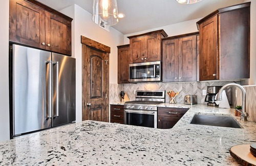 Park City Condo | Amazing 3BR w/New Furnishings & Hot Tub|Mins. away from Deer Valley/Park City!