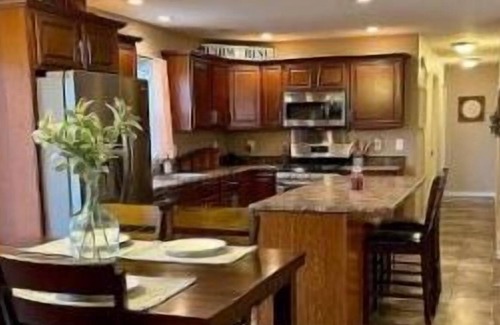 Vincennes House | Amazing 4 Bdrm House- Sleeps 10