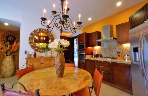 Romantic Zone Condo | AMAZING 5* 1BR 2BA 5min to Beach FAB rooftop pool & jacuzzi by restaurant row.