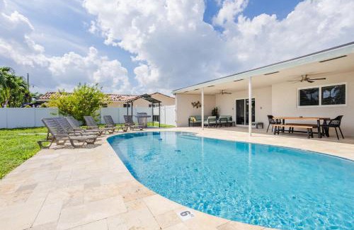 Hollywood Hills House | Amazing 5BR Villa Heated Pool near Hard Rock