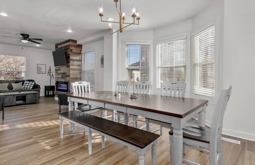South Hyde Park House | Amazing 6 bdrm Home/Downtown KC/Near Plaza/UMKC