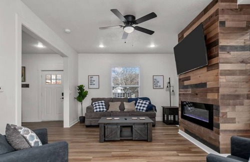 South Hyde Park House | Amazing 6 bdrm Home/Downtown KC/Near Plaza/UMKC