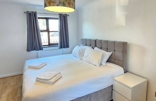 Basildon House | Amazing 6BR, Sleeps 10, Large Garden, Free Parking