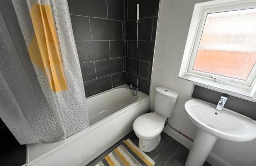 Hull Apartment | AMAZING 8 person 4 bedroom and 2 bathroom MEGA house!
