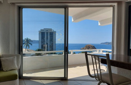 Farallon Apartment | Amazing Acapulco bay view apartment with pool - near the beach