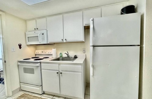 Atlantic Beach Condo | Amazing Amenities Directly Oceanfront 1BR sleeps 4-6 Full kitchen 1538
