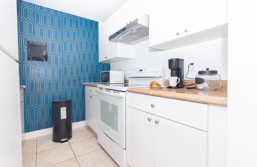 Edgewater Apartment | Amazing apartment by the bay with free parking - Art District
