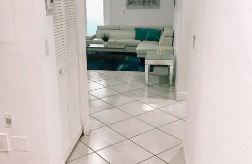 The Crossings Apartment | Amazing Apartment in Shamrock Kendall with Free Parking!