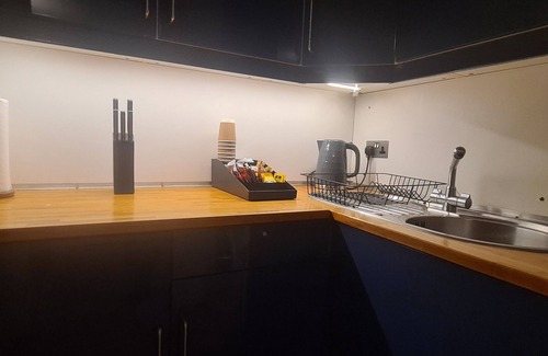 Brentwood Apartment | Amazing apartment on a quiet street - 5 mins walk from city centre