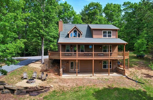 Young Harris Cabin | Amazing Appalachian Mountain Views from Every Room!