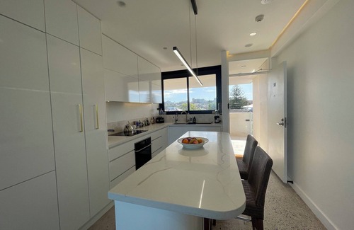 Bondi Apartment | Amazing Beach Views from 5th Floor Apartment