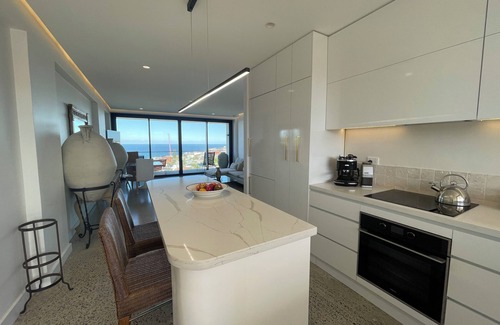Bondi Apartment | Amazing Beach Views from 5th Floor Apartment