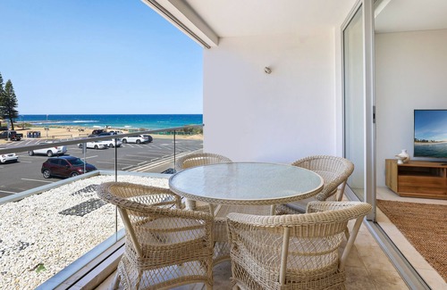 Narrabeen Apartment | Amazing Beachfront Location on North Narrabeen Beach