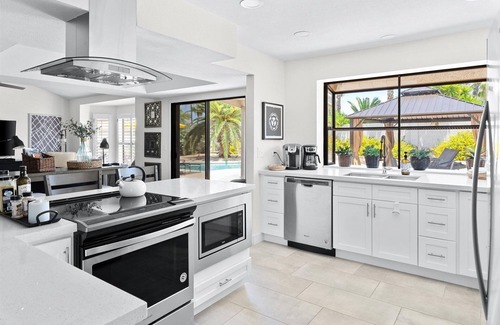 Paradise Valley Village House | Amazing beds! Free Wifi! No Cleaning Fee! Pet friendly! Free Laundry!