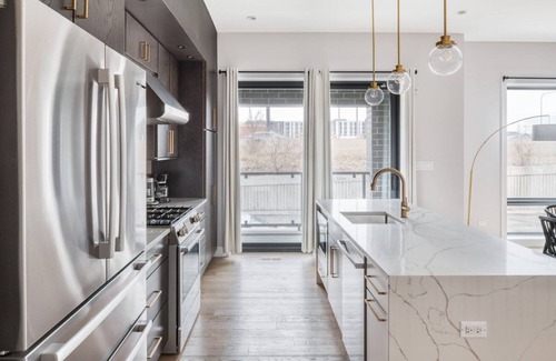 Bucktown Apartment | Amazing Bucktown 3BR nr I-90, by Blueground