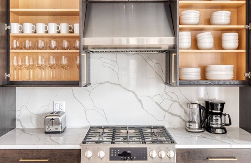 Bucktown Apartment | Amazing Bucktown 3BR nr I-90, by Blueground