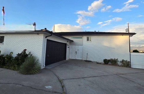 Pat Hurley House | Amazing City Views - Beautiful home w/Hot Tub