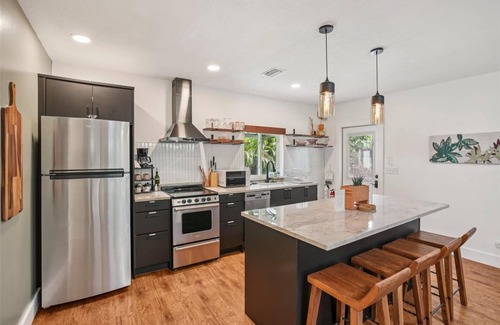 Bearss Plaza Cottage | Amazing cottage in sunny Tampa close to everything.