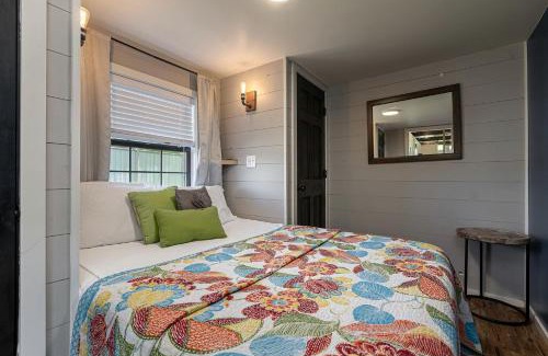 Marion House | Amazing Cozy Cabin with Fireplace in Marion, Illinois
