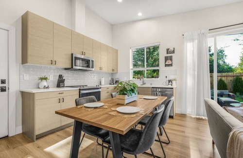 Vancouver House | Amazing & Cozy House - W/Fire Place and Backyard