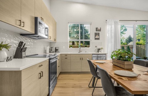 Vancouver House | Amazing & Cozy House - W/Fire Place and Backyard