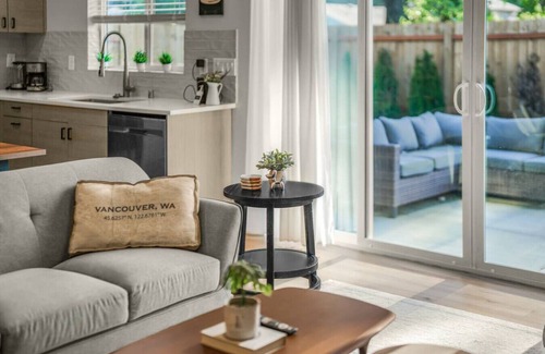 Vancouver House | Amazing & Cozy House - W/Fire Place and Backyard