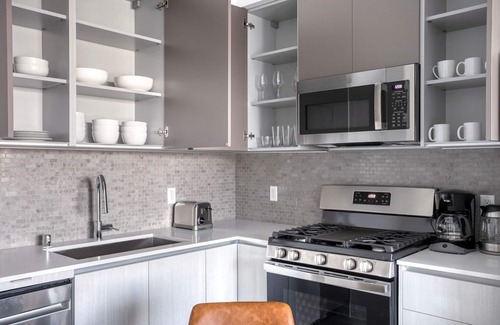 Culver City Apartment | Amazing Culver City 1BR w/Gym & Pool, nr 405, by Blueground