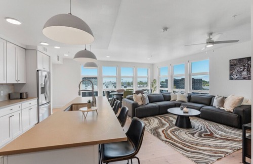 Downtown Salt Lake City Apartment | Amazing Deluxe 2BR Pool/Gym/Htub