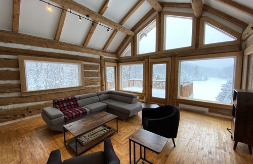 Val Morin Ski Chalet | AMAZING DOMAIN WITH MODERN LOG CABIN ON THE LAKE FRONT