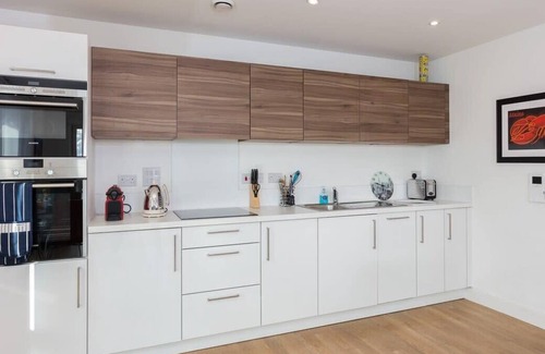 Canning Town North Apartment | Amazing East London 3 Bedroom Apartment with London Views