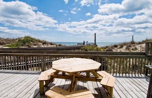 Emerald Isle House | AMAZING EMERALD ISLE OCEANFRONT SLEEPS 18 NEAR DINING SHOPPING AQUARIUM!