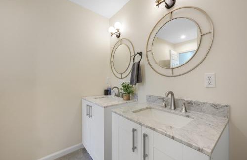 Maple Hill House | Amazing Entire Townhouse Sleeps 20 Group Favorite