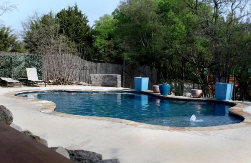 Pipe Creek House | Amazing Family Vacations in Nature in this Cute Log Cabin near Austin, Texas