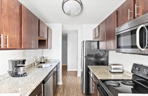 Rush and Division Apartment | Amazing Gold Coast 1BR w/Deck, Gym & Lounge, 1 block to L, by Blueground