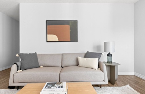 Rush and Division Apartment | Amazing Gold Coast 1BR w/Deck, Gym & Lounge, 1 block to L, by Blueground