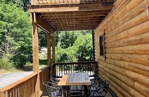 Luray Cabin | Amazing Grace log cabin home with 3 bedrooms, WiFi and AC in breathtaking Luray