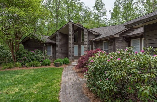 Old Fort House | Amazing Grace on Mackey Creek | 5 Acres | Screened Porch | Fire Pit