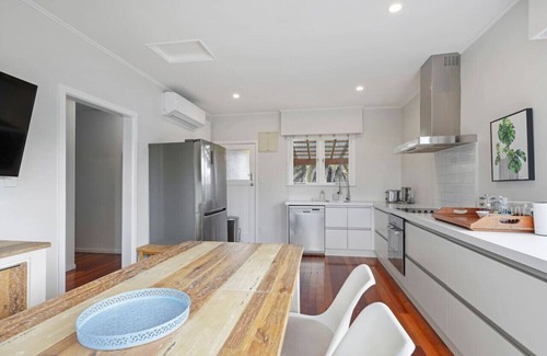 Eastern Beach House | Amazing Home By Beach | Fully Aircon-ed | Wifi