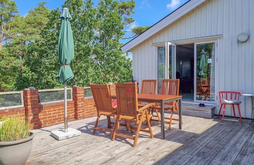 Hakenaset House | Amazing home in Höviksnäs with WiFi