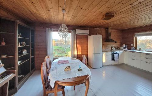 Kvinnherad House | Amazing Home In Hatlestrand With Wifi