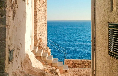 Peniscola Old Town House | Amazing home in Peñíscola with WiFi