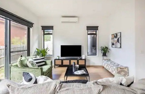 Heidelberg House | Amazing Home on the Hill - 400m to train, hospitals, cafes, shops. 11kms to CBD!