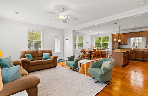 Gulfview Heights House | Amazing home - walk to beach & eateries - central AC, firepit, private W/D