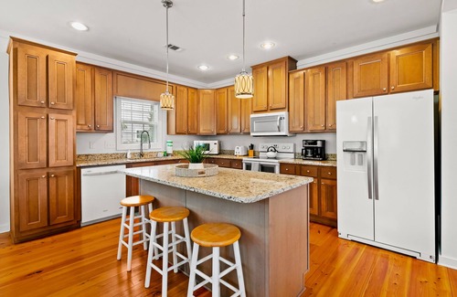 Gulfview Heights House | Amazing home - walk to beach & eateries - central AC, firepit, private W/D